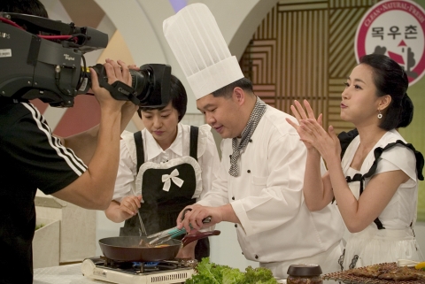 GS홈쇼핑 &#039;농협 목우촌 숙성 항아리 돼지갈비&#039; 판매 방송 장면