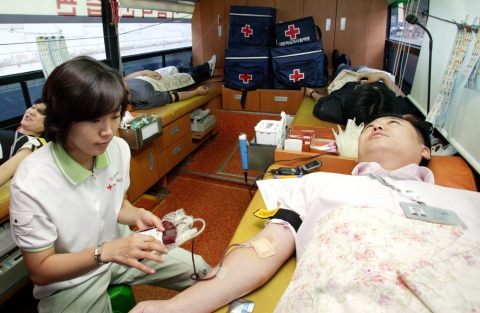 14일 서울 잠실 KTF 본사에서 열린 &lt;2008 헌혈 캠페인&gt;에서 KTF 임직원 및 협력사 직원들이 헌혈하고 있다