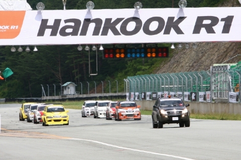HANKOOK R1 2008 온로드 통합경기 출전 차량들이 멋진 기량을 선보이고 있다.