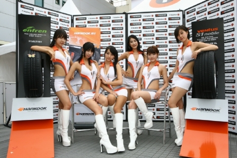 HANKOOK R1 2008에서 한국타이어 레이싱 모델이 한국타이어 6월 신상품인 벤투스 S1 노블, 앙프랑과 함께 포즈를 취하고 있다.