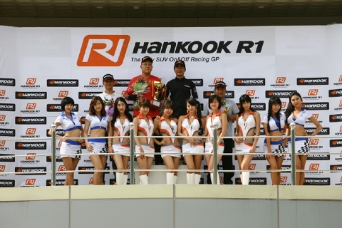 HANKOOK R1 2008 개막전 오프로드 입상자들과 한국타이어 브랜드커뮤니케이션팀 권혁진 팀장(뒷줄 왼쪽에서 3번째, 시상자), 레이싱 모델들이 시상식 후 포즈를 취하고 있다.