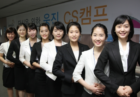 웅진코웨이(대표 홍준기)는 7월 7일부터 15일까지 &#039;CS캠프 과정`을 개설해 방학기간을 이용 취업에 대비하고자 하는 대학생 32명을 대상으로 면접스킬, 이미지메이킹, 커뮤니케이션 전략 등 서비스 교육을 실시하고 있다.