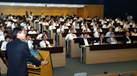 대한상공회의소가 14일 상의회관 의원회의실에서 개최한 ‘2008년 하반기 경제전망과 대응과제’ 세미나에서 채욱 대외경제정책연구원 원장이 주제발표를 하고 있다.