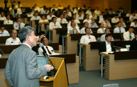 대한상공회의소가 14일 상의회관 의원회의실에서 개최한 ‘2008년 하반기 경제전망과 대응과제’ 세미나에서 현정택 한국개발연구원(KDI) 원장이 주제발표를 하고 있다.