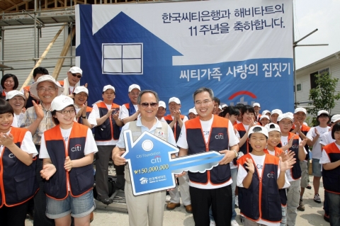 한국씨티은행 하영구 은행장이 15일 강원도 춘천시 신북읍 천천4리 (상천초교 옆) 사랑의 집짓기 공사현장에서 한국해비타트 이창식 회장에게 `사랑의 집짓기 후원금&#039; 증서를 전달하고 있다. (중앙 보드판을 중심으로 좌측 이창식 회장, 우측 하영구 은행장)