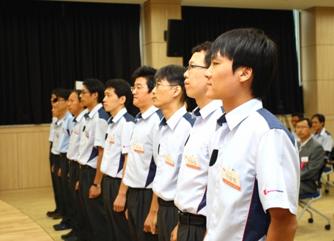 16일 오전 11시, 하나로텔레콤 안성 연수원에서 열린 ‘행복기사’ 출범 및 마스터 자격 수여식에서 이인규 하나로텔레콤 채널기획실장이 최우수 기사로 선발된 직원들에게 ‘마스터’ 자격을 수여하고 있다.