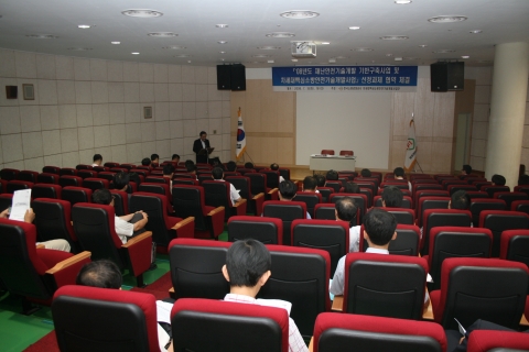 사공성호 사업단장이 과제에 대한 사업관리 설명을 하고 있다.