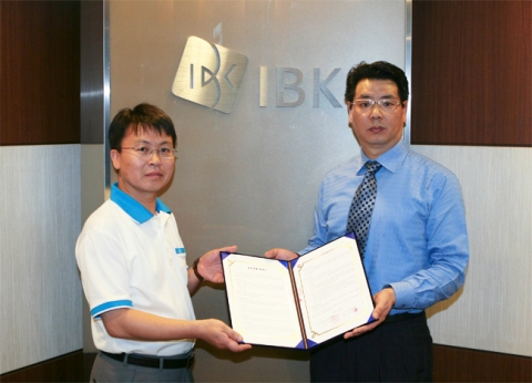 (오른쪽)양균석 선임팀장과 IBK 기업은행 김인철 팀장이 협약 체결하였다.
