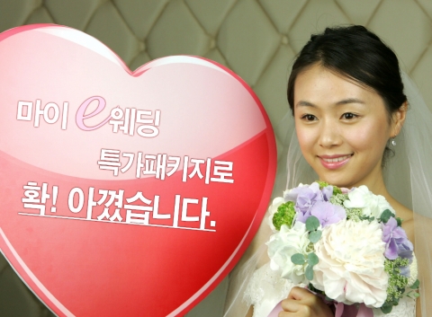 LG데이콤(대표 박종응)은 자사 웨딩 오픈마켓인 마이e웨딩 고객 대상으로 웨딩패키지 특가전과 함께 다양하고 푸짐한 경품 행사를 펼친다고 17일 밝혔다. 자세한 이벤트 내용은 마이e웨딩 홈페이지(www.myewedding.co.kr)를 참조하면 된다.