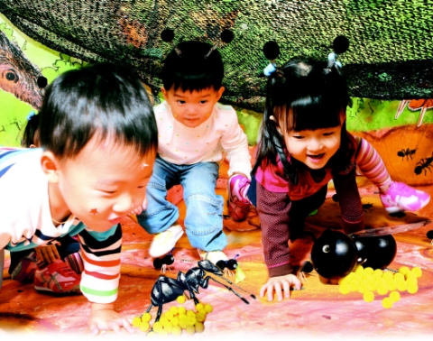 씽크스퀘어 1개월차 여왕개미의 하늘 보기 중에서 개미 역할 놀이를 하고 있습니다.