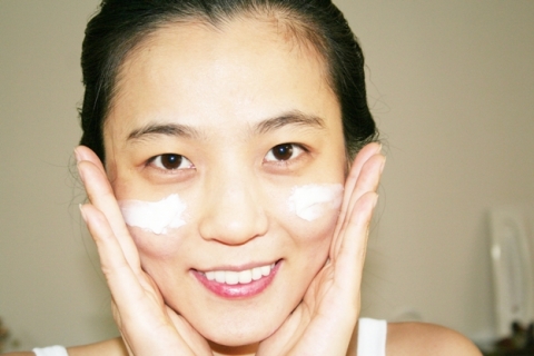 화장품은 자극이 적고, 수분이 많이 함유된 제품을 택해야 피부가 스트레스를 받지 않는다.
