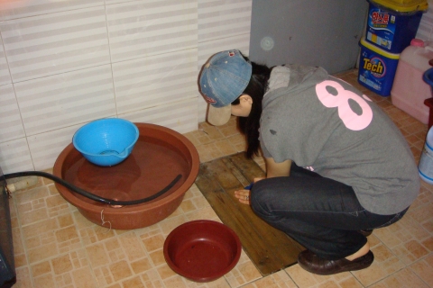 참가 여직원이 효행의 집 요양자들의 빨래를 하고 있다.