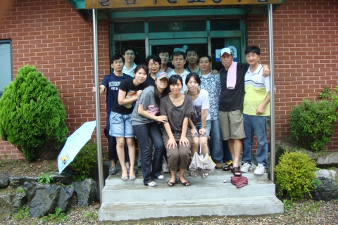 봉사활동을 마친 참가자들이 기념촬영을 하고 있다.