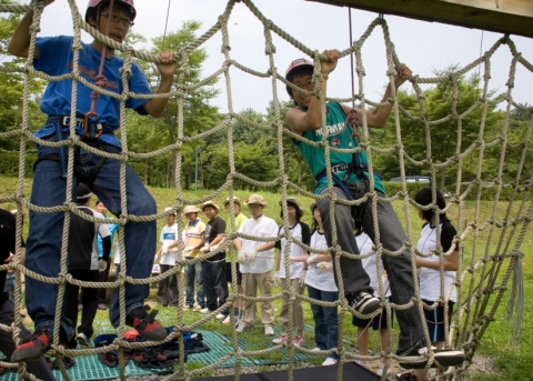 2007독립군체험캠프 참가자들이 독립군체험활동 중에서 암벽 오르기에 도전하고 있다.