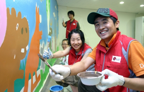 LG화학 사회봉사단원들이 영등포 종합사회복지관 내 공부방 벽면에 화사한 벽화를 그려넣고 있다.