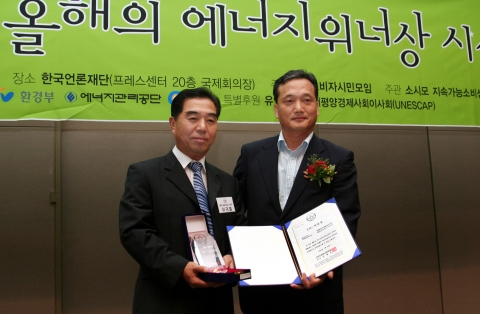 GM DAEWOO 기술개발 부문 이국열 상무(사진 왼쪽)가 22일 열린 사단법인 소비자 시민 모임 선정, '에너지 위너상' 시상식에서 젠트라 및 젠트라 엑스 'CO2 저감상'을 회사 대표로 수여받고 기념촬영을 하고 있다. GM DAEWOO의 젠트라와 젠트라 엑스는 공기저항을 줄인 역동적 디자인과 차량에 장착된 1.2리터 DOHC S-TEC II 엔진이 최적화된 엔진 성능 향상과 엔진마찰저감을 통해 연료소비 효율을 획기적으로 개선, 국내 소형차 중 최고 연비를 실현하며 CO2 배출 절감에 기여한 점을 높이 평가받아 이번 '에너지 위너상 CO2 저감상'을 수상하게 됐다.