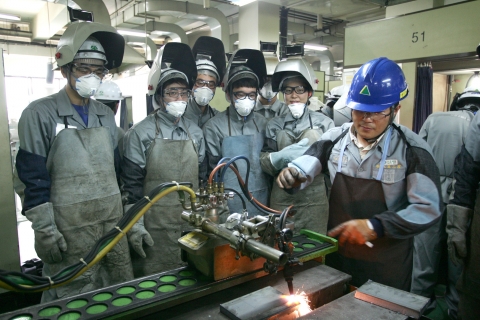 현대중공업 신입사원들이‘장인혼 교육’을 통해 용접, 철판 절단을 직접해 보며 생산현장을 체험하고 있다.