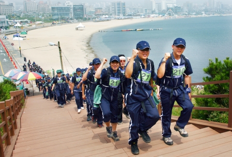 현대중공업 신입사원들의 ‘30km 산악 행군’모습.
