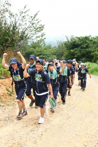 현대중공업 신입사원들의 ‘30km 산악 행군’모습.