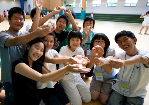 2007국제한민족캠프 참가자들이 송편 만들기 체험을 하며 즐거워하고 있다.