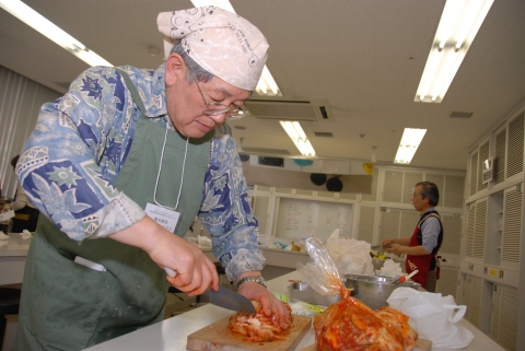한국 음식 만들기 체험을 하고 있는 일본 시니어