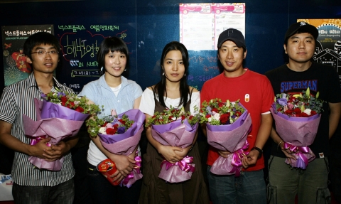 하나로텔레콤은 24일 저녁, 서울 홍대 앞 ‘상상마당’에서 하나TV 고객을 초대해 ‘하나TV 단편영화제’ 시상식을 개최했다. ‘하나TV 단편영화제’에서 수상한 감독들이 기념촬영을 하고 있다. (사진 왼쪽부터) <지옥행> 구본형 감독, <창조기> 박재영 감독, <달> 나재원 감독, <자판기소녀> 정민규 감독, <봉천동 미스터리> 강원구 감독