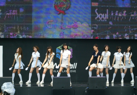 애니콜 광고 모델, 인기 여성 그룹 &#039;소녀시대&#039;가    &#039;소울메이트&#039; 섬머 페스티벌에서 미니 콘서트를 펼쳤다.