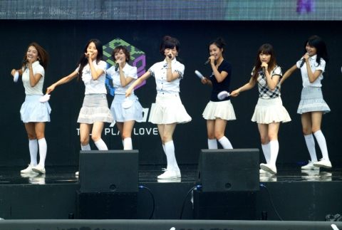 애니콜 광고 모델, 인기 여성 그룹 &#039;소녀시대&#039;가    &#039;소울메이트&#039; 섬머 페스티벌에서 미니 콘서트를 펼쳤다.