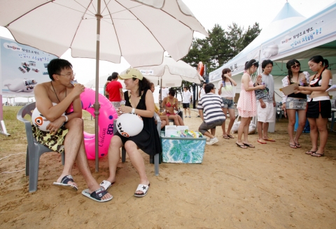 태안 몽산포 해수욕장에서 KTF 고객들이 ‘반갑다 서해야’ SHOW 희망프로젝트에 참가해     여름 휴가를 즐기는 모습