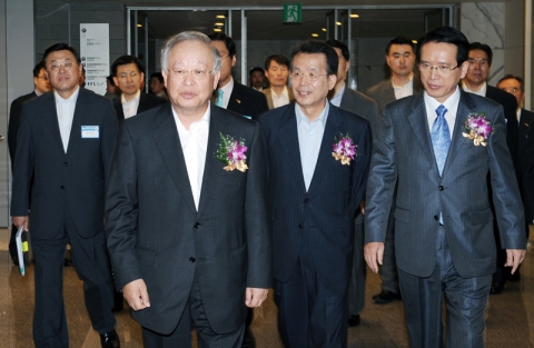 한승수 국무총리(오른쪽 두번째), 김형오 국회의장(오른쪽 첫번째), 손경식 대한상의 회장(오른쪽 세번째) 등이 회의장에 입장하고 있다.