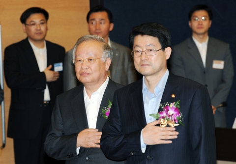 정희수 국회의원(오른쪽 첫번째), 손경식 대한상의 회장(오른쪽 두번째)이 국기에 대한 경례를 하고 있다.