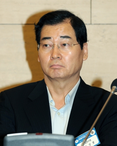 주제발표자인 오상봉 산업연구원장이 토론에 임하고 있다.