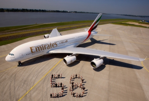 에미레이트 항공 승무원들이 에미레이트의 첫 A380기 앞에서 에미레이트 항공의 A380기 총 주문대수인 숫자 ‘58’을 만들어 보이고 있다.