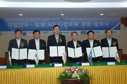 왼쪽부터 신용보증기금 이사 이석배, 중진공 이사장 이기우, 중기청장 홍석우, 기업은행장 윤용로,  벤처산업협회장 백종진, 기술보증기금 이사 정선길