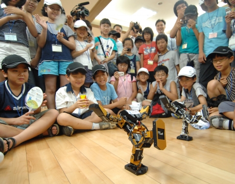 30일 중앙전파관리소(서울 송파구 가락동 소재)에서 개최된 ‘2008 여름 전파 캠프’에 참가한 어린이들이 무선로봇 시연을 참관하고 있다.