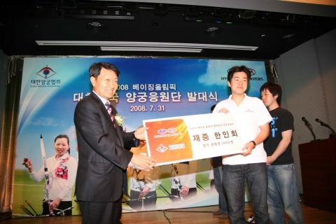 노재만 북경현대기차 부사장이 심현남 재중 한인회원에게 경기 티켓을 전달하는 모습.