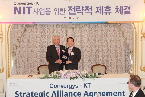 31일, 서울 소공동 롯데호텔에서 KT남중수 사장과 컨버지스 데이브 도허티 사장이 &#039;&#039;NIT 사업을 위한 전략적 제휴 합의서&#039;&#039;에 사인을 하고 있다.