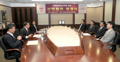 왼쪽부터 이기수 고려대 총장외 스카이벤처 조현경 대표외 Campus CEO 강사진