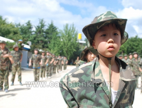 지난 29일 무주종합수련원 해병대 캠프에 참가한 초등학생의 &#039;바른자세&#039; 교육중