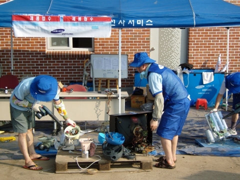 폭우로 수해를 입은 경북 봉화군 춘양면 의양4리 마을회관에서 삼성전자 수해 특별서비스팀이 침수로 피해를 입은 가전제품 무상 서비스를 하고 있다.