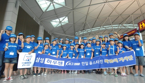 8월 2일 일본 도쿄에서 처음으로 열리는 한·일 프로축구 올스타전에서 K리그 선수들을 응원하고 경기장에 함께 입장할 어린이 에스코트로 선발된 ‘바람의 기사단’이 1일 인천국제공항에서 출정식을 갖고 일본으로 출발했다. 삼성전자와 프로축구연맹이 함께 선발한 18명의 축구 꿈나무들은 한·일 올스타전에서 어린이 에스코트로 선수들과 함께 녹색 그라운드를 밟고 경기를 관람할 예정이다. 또 엄마와 함께 2박 3일 동안 일본 문화를 체험하는 기회도 갖는다.