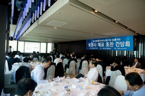 증권선물거래소는 2008.8.5(화),  오전 8:00부터 63빌딩, 58층 쥬피터룸에서 KRX 차세대 및 회원사 시스템 개발상황을 점검을 위한 43개 증권, 선물회사 대표 제2차 조찬간담회를 개최하였다.