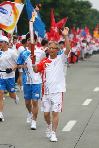 중국삼성 박근희 사장이 5일 중국 쓰촨성 청두(成都)에서 성화봉송을 하고 있다. 삼성은 이재민들의 고통을 함께 나누기 위해 지진발생 3일만인 5월15일 종합 지원대책을 발표한 후, 회사 차원의 성금을 기탁하였으며, 삼성의 중국 임직원들은 회사성금과는 별도로 자발적인 모금운동을 벌여 모은 471만RMB(7억원)를 지역별 홍십자회에 기탁하였다.