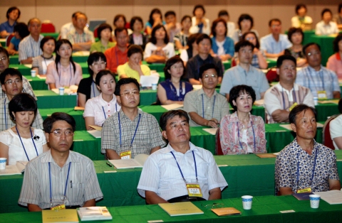 대한상공회의소가 5일 오후 호텔리베라유성에서 개최한 '제10차 선생님을 위한 경제와 문화체험'에서 전국 중.고교 사회과 교사 140여명이 전성철 세계경영연구원 이사장으로부터 강연을 듣고 있다.