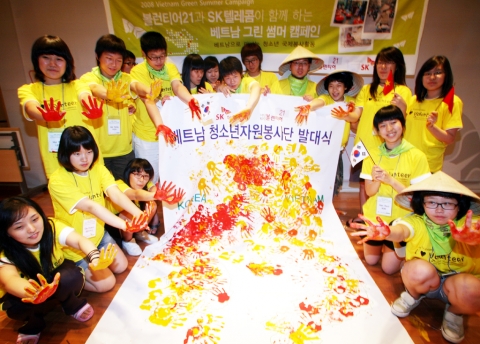 6일, 을지로 SKT타워에서 SK텔레콤이 지원하는 청소년 해외자원봉사단이 베트남으로 봉사활동을 떠난다는 의미로 한국과 베트남 지도에 손도장을 찍는 발대식을 가졌다. SK텔레콤과 볼런티어21이 공동지원하는 이번 청소년 해외자원봉사활동은 중•고등학생 17명이 참가하며 이들은 향후 10일간 베트남의 최대 접전지역 중 하나였던 메콩델타의 벤쩨 지역을 방문, 집 짓기, 마을청소, 학교 보수하기 등 베트남 재건을 위한 다양한 봉사활동을 펼칠 예정이다.