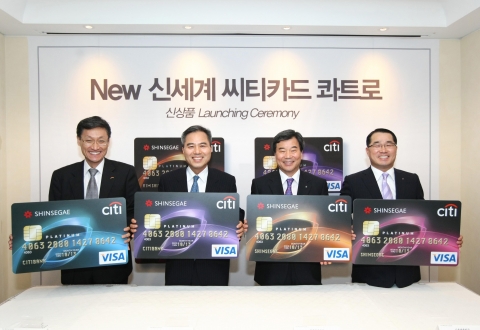 6일 오후 조선호텔에서 (좌로부터) 강신원 한국씨티은행 수석부행장, 하영구 한국씨티은행장, 석강 신세계백화점 대표이사, 장재영 신세계백화점 상무가 참석한 가운데 ‘New 신세계 씨티카드 콰트로’의 출시 기념행사를 가졌다.