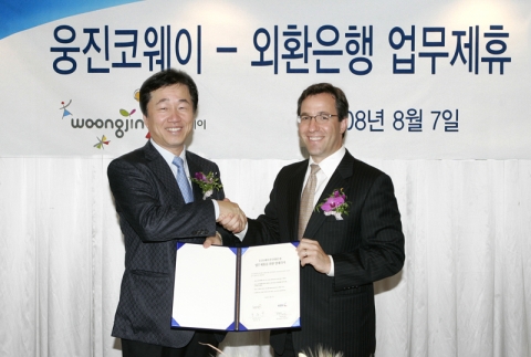 외환은행은 7일 웅진코웨이와 전략적 MOU를 체결하고 올 하반기에 다양한 생활편의 서비스를 탑재한 제휴카드 상품을 출시할 예정이라고 밝혔다. (왼쪽부터 홍준기 웅진코웨이 대표이사, 리처드 웨커 외환은행장)