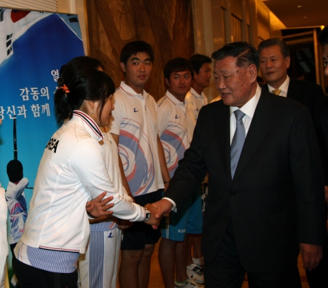 현대기아차 정몽구 회장이 주현정 선수를 격려하며 악수하는 모습.