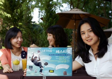 하나로텔레콤은 9월 말까지 고객에게 다양한 혜택을 제공하는 ‘내 마음의 페스티벌’ 캠페인을 대대적으로 전개한다. 하나로텔레콤 고객들이 하나로텔레콤이 마련한 무료 야외 카페인 ‘내 마음의 카페’를 이용하고 있다. (실제 ‘내 마음의 카페’는 8월 16일부터 31일까지 전국 5개 도시에서 운영됨.)