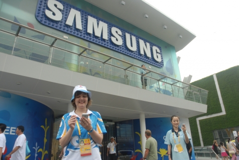 올림픽 무선통신 공식파트너 삼성전자가 제공하는 WOW시스템으로 올림픽조직위 직원들이 올림픽 정보를 보고있다